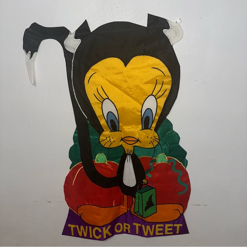 Vtg 1999 Tweety Bird “Twick or Tweet” Halloween Flag - Picture 5 of 7